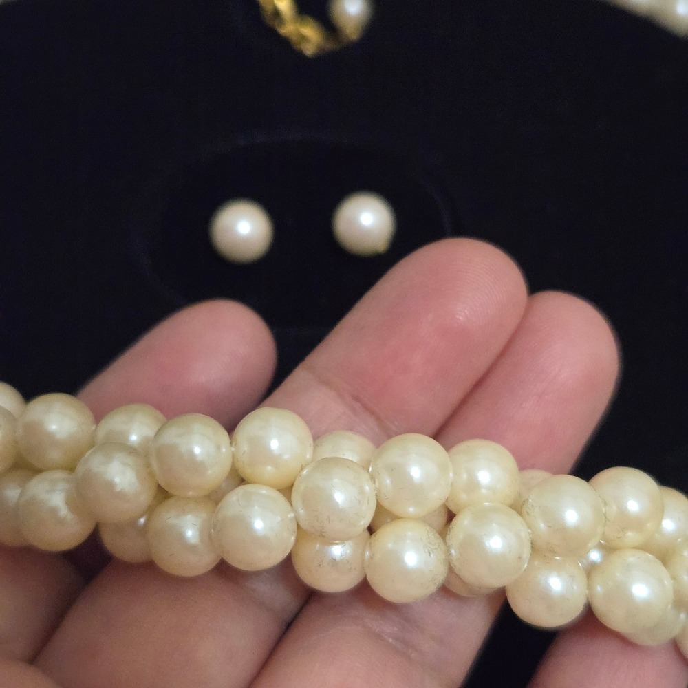 Avon Jewelry Set Cream Faux Pearl Necklace and Earrings Vintage 1993 - Picture 5 of 9